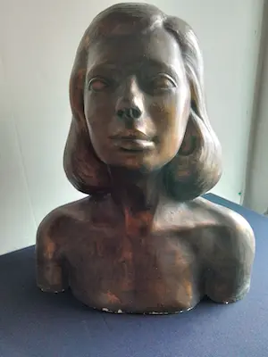 Niet of onleesbaar gesigneerd - Fraai brons gepatineerde buste van een jonge dame kopen? Bied vanaf 1!