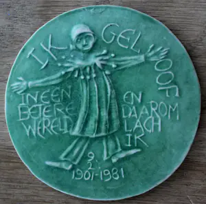 Inka Klinckhard - Keramische penning: Ik geloof in een betere wereld en daarom lach ik kopen? Bied vanaf 55!