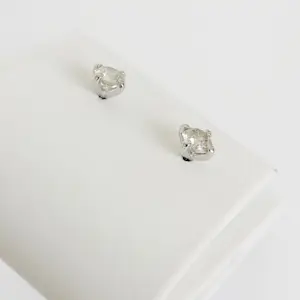 Diamanten oorbellen 0,32 ct kopen? Bied vanaf 330!