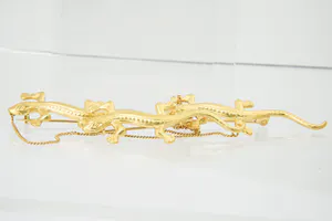 Opvallende geel-gouden 20 Krt Indonesië zg. Kabaja speld met salamanders kopen? Bied vanaf 980!