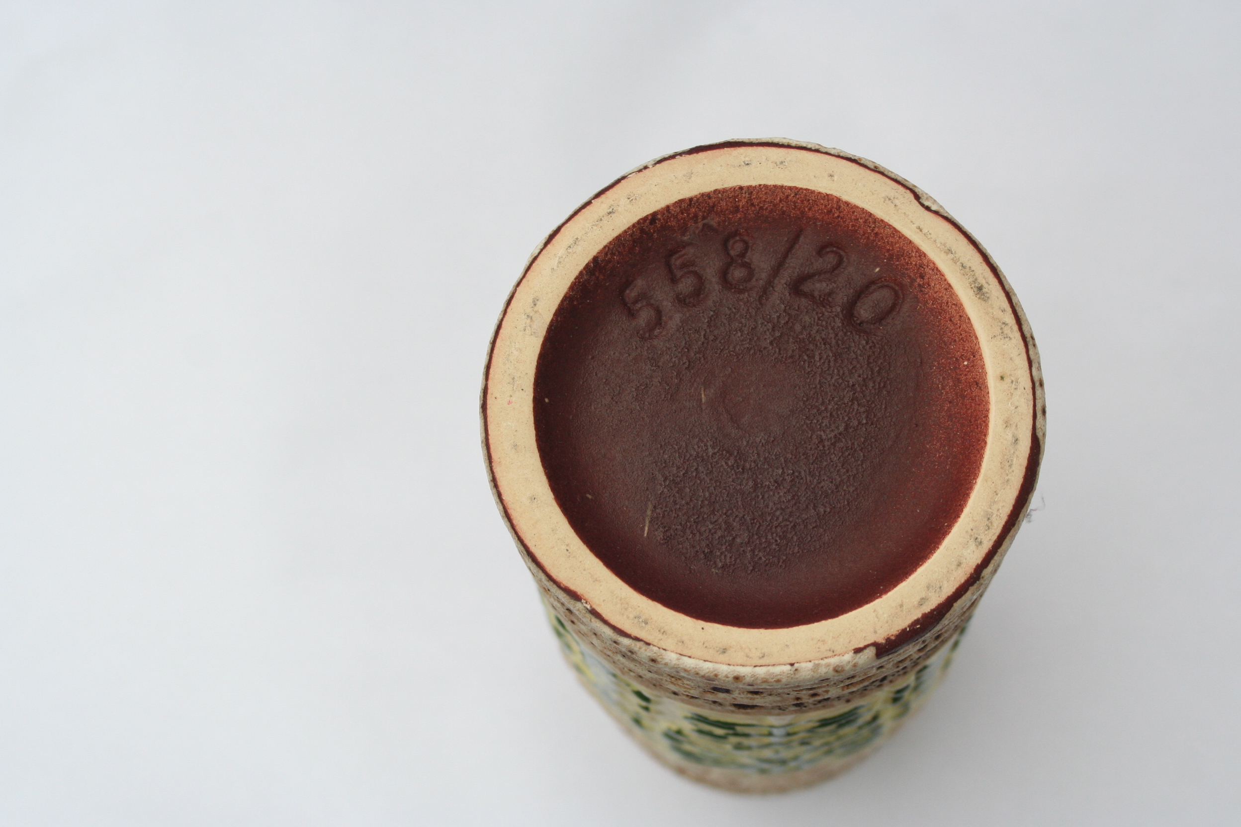 Niet of onleesbaar gesigneerd - Vaasje met reliëf - model 588/20 - onbekende keramist kopen? Bied vanaf 1!