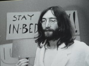 Nico Koster - Foto, John Lennon & Yoko Ono - Hilton Hotel tijdens de 'Bed-in for Peace' in '69 kopen? Bied vanaf 175!