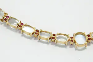 53 - Klassiek 14Krt geel gouden flexibel halssieraad met maan- en rode stenen kopen? Bied vanaf 570!