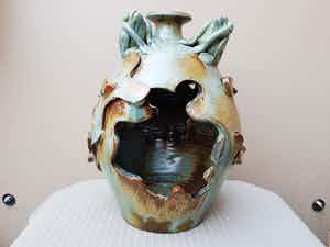 Niet of onleesbaar gesigneerd - Vaas met Kikkers - Keramiek verkocht voor € 1!