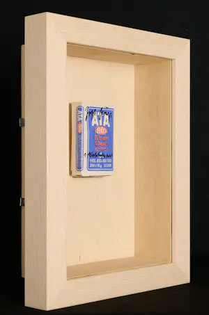 Joseph Beuys - Signiert Objekt “ATA ” aus Das Wirtschaftswert-Prinzip - in Holzvitrine kaufen? Bieten Sie von 1190!