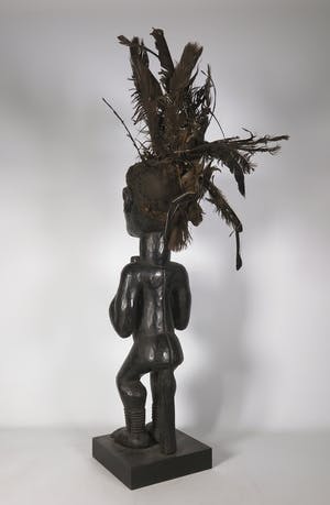 Fang Ntumu - Hout, Fetisj sculptuur van gehurkt mannenfiguur met hoofdtooi kopen? Bied vanaf 1!