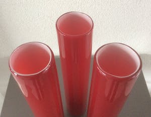 Niet of onleesbaar gesigneerd - DRIE HOGE SMALLE RODE GLAZEN VAZEN kopen? Bied vanaf 1!