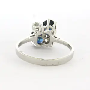 14k wit gouden ring bezet met saffier en briljant geslepen diamant tot. 0.19ct kopen? Bied vanaf 385!