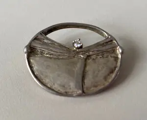 Niet of onleesbaar gesigneerd - Moderne zilveren broche met steen kopen? Bied vanaf 1!