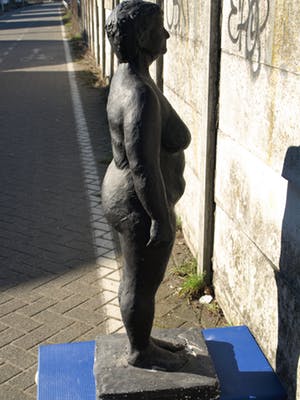 Niet of onleesbaar gesigneerd - Groot beeld , “Voorstudie Truus?? door Charlotte van Pallandt??” – 122 cm hoog kopen? Bied vanaf 10!