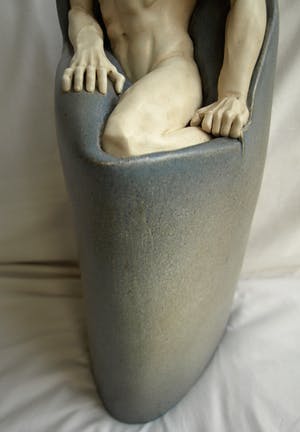 Els van Westerloo - Keramiek , ‘ Man komt uit de kast ‘ – 1985 – unicum – hoogte 43 cm. kopen? Bied vanaf 1!