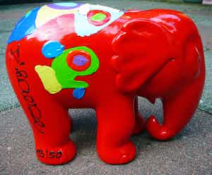 Hannes D'Haese - Rode gedecoreerde oliefant -kunststof- verkocht voor € 55!