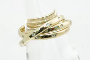 65 - Stijlvolle 14 karaats gouden dames design "trinity" ring met 0.35ct diamant kopen? Bied vanaf 430!