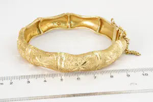 05NV - Grote en zware 18 krt geel-gouden zg. "Bamboe" armband met bloemmotief kopen? Bied vanaf 2120!