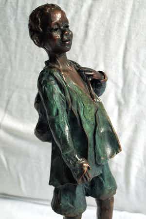 Niet of onleesbaar gesigneerd - Beeld op voet, ‘Jongen met rugzak’ – hoogte 33,5 cm verkocht voor € 1!