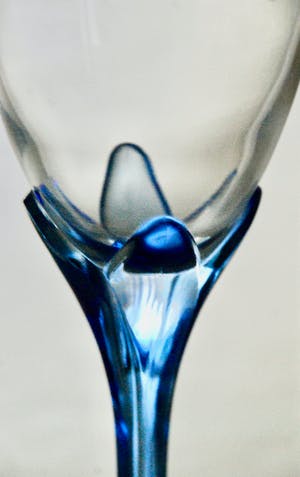 Niet of onleesbaar gesigneerd - 11 Zeldzame vintage saffierblauwe Franse tulp champagneglazen & wijnglazen kopen? Bied vanaf 1!