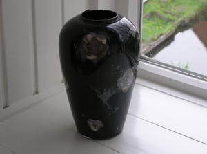 Niet of onleesbaar gesigneerd - Kunstglazen vaas met zwarte en kristalline glazuur kopen? Bied vanaf 10!