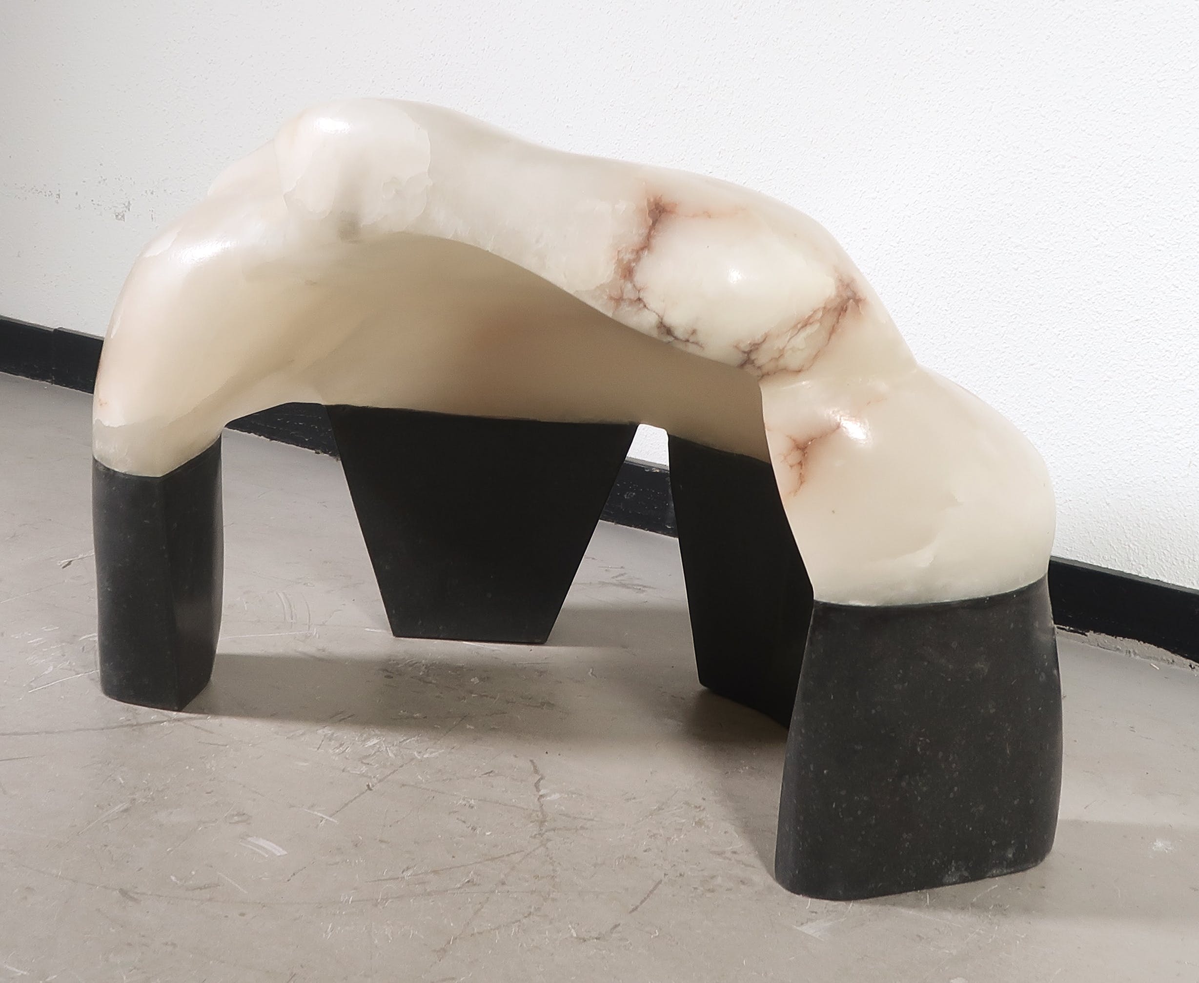 Peter van de Locht - Marmeren object op granieten sokkels, Organische abstracte vorm verkocht voor € 350!