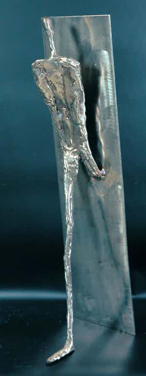 Willem Kind - Roestvrijstalen sculptuur, Figuur 'uit' (middel) verkocht voor € 200!