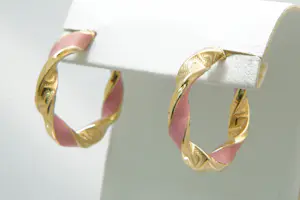 49 - Een paar 14 karaats geelgouden holle oorringen met roze emaillen kopen? Bied vanaf 110!