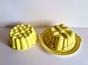 Firma Regout & Co - 2 Antieke Puddingvormen - Oud geel - met een Onderschotel - Gemerkt verkocht voor € 69!