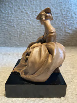 Guido Cacciapuoti - Gres d’arte beeldje dame met bloemen kopen? Bied vanaf 100!