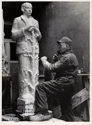 Hildo Krop - Aan het werk in zijn atelier, vintage gelatinezilverdruk kopen? Bied vanaf 95!