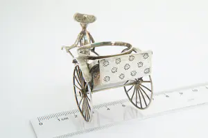77 - Bijzonder mooi 2e gehalte (835/1000) Zilveren etagere / miniatuur "Riksja" kopen? Bied vanaf 34!