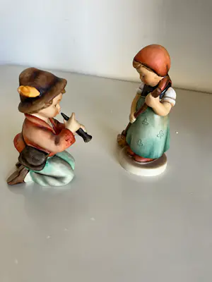 Porzellanfabrik W. Goebel - Spelende jongen met fluit - TMK6/ meisje met bezem - TMK5 kopen? Bied vanaf 79!