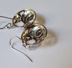 Handgemaakte en fraai opengewerkte zilveren oorbellen gefacetteerde  amethist kopen? Bied vanaf 50!