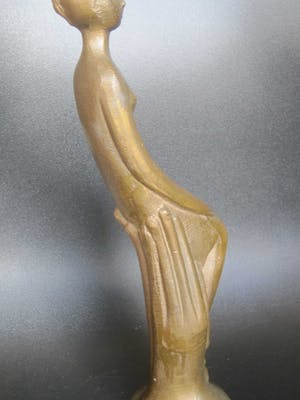 Brons (Onbekend) - Zittende vrouw op handen gedragen. kopen? Bied vanaf 75!