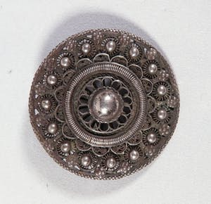 Zilver - 2 zeeuwse grote platte knopen + speldje kopen? Bied vanaf 40!