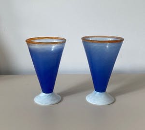 Niet of onleesbaar gesigneerd - Jema Boda Glasbruk - twee gekleurde vaasjes - A. Gray kopen? Bied vanaf 1!