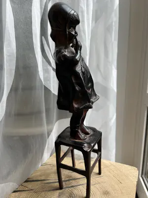 Brons (Onbekend) - Meisje op kruk. kopen? Bied vanaf 99!