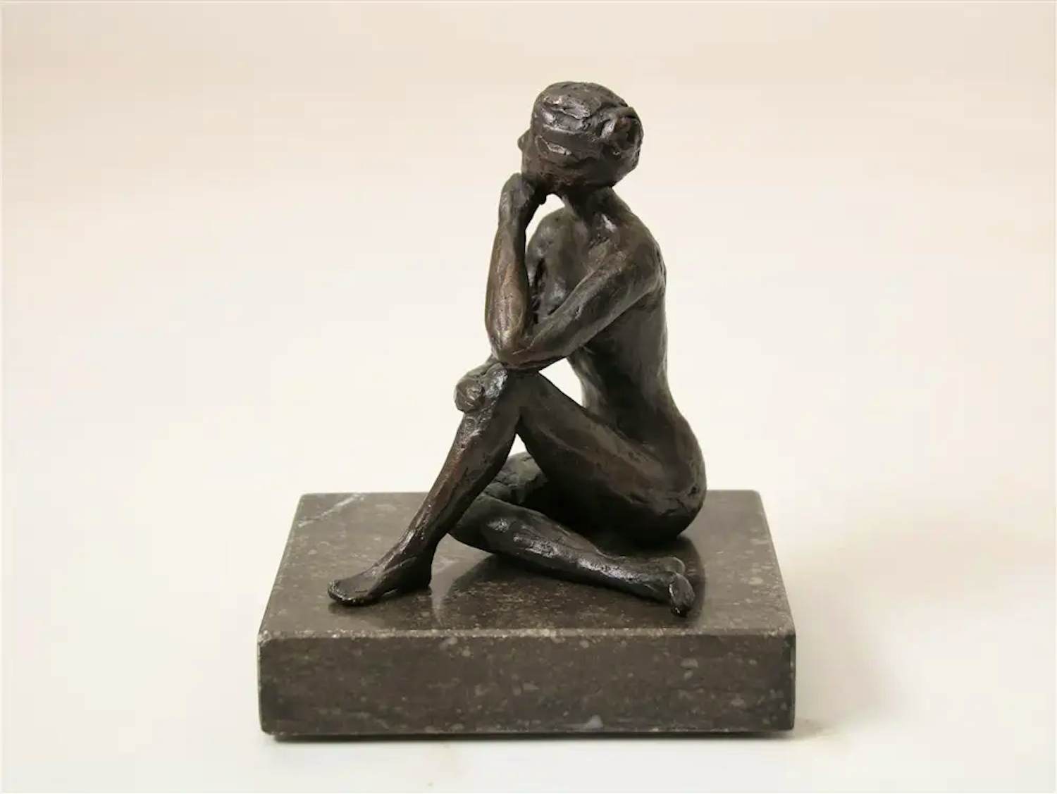 Buy Carla Kamphuis-Meijer - Bronzen sculptuur: Zittende naakte dame? Bid from 275!