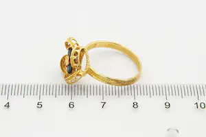 6 - Aparte opengewerkt & bloem-vormige 18 Krt geel gouden ring met kleurstenen kopen? Bied vanaf 190!