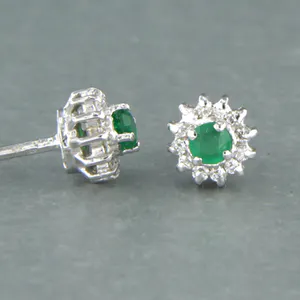 18k gouden oorknoppen met smaragd en aan entourage briljant geslepen diamant kopen? Bied vanaf 300!