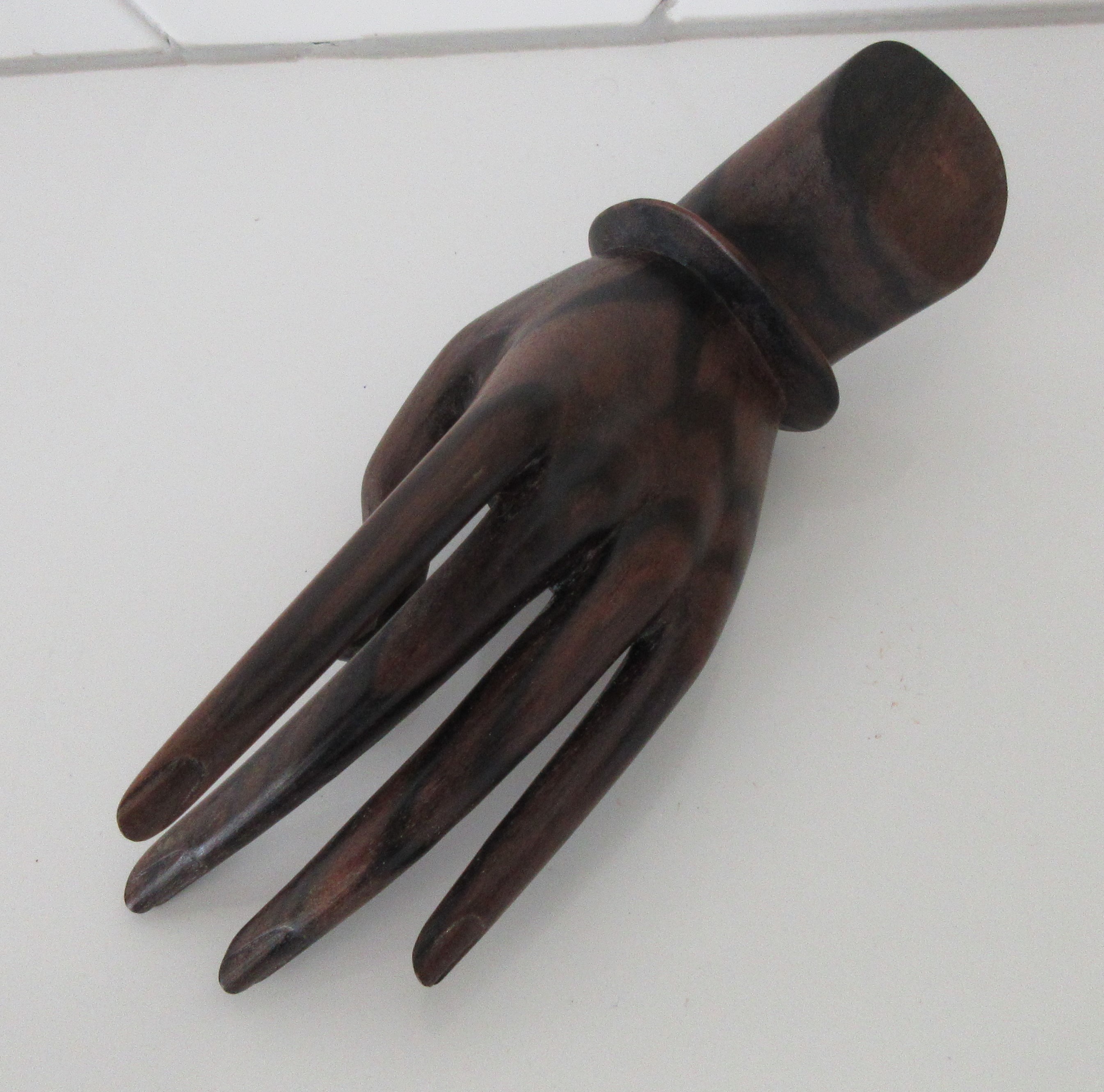 Niet of onleesbaar gesigneerd - Ebbenhouten Art Deco ringhouder  verkocht voor € 1!