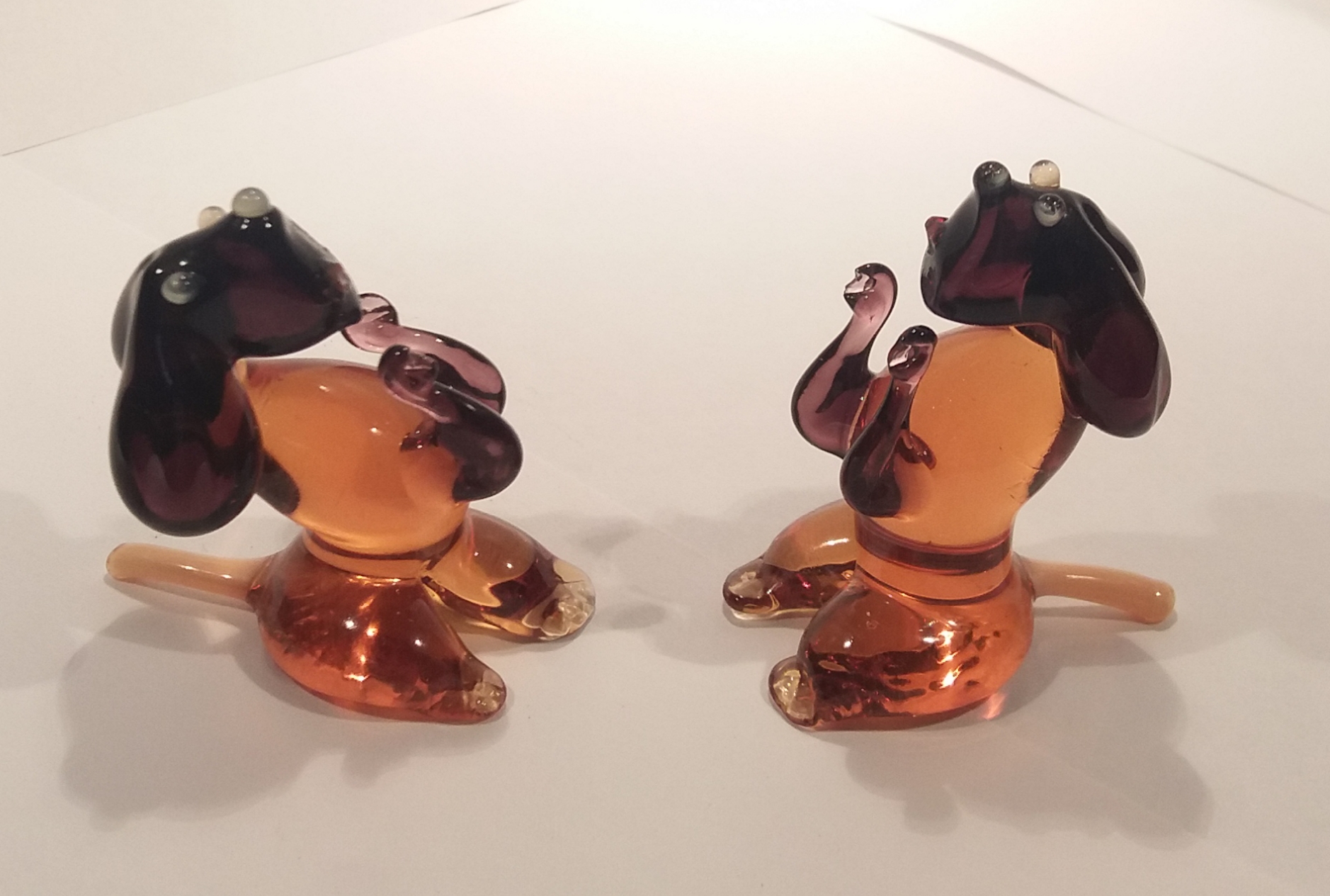 Niet of onleesbaar gesigneerd - 2 x murano hondjes kopen? Bied vanaf 1!