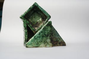 Niet of onleesbaar gesigneerd - kubistisch aardewerk object - niet gesigneerd kopen? Bied vanaf 1!