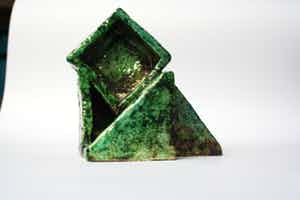 Niet of onleesbaar gesigneerd - kubistisch aardewerk object - niet gesigneerd verkocht voor € 1!