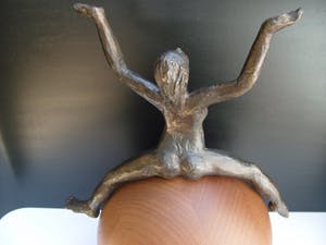 Brons (Onbekend) - Zwanger naakt op houten bol. kopen? Bied vanaf 125!