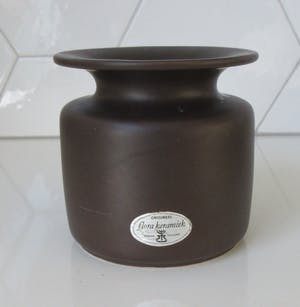 Floris Meydam - Matbruin platelen vaasje - Flora Hardenberg kopen? Bied vanaf 1!