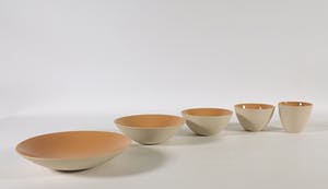 Vincent de Rijk - Set aardewerken kommetjes met perzikkleurige binnenzijde kopen? Bied vanaf 60!