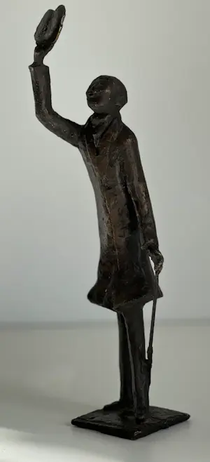 Theo van der Nahmer - Bronzen sculptuur | 'Man met hoed en paraplu ' / Flaneur' | 1968 kopen? Bied vanaf 400!