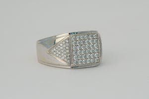 2516 - Opvallende diamanten Fantasiering- 18karaats witgoud - ca 1.00ct briljant kopen? Bied vanaf 640!