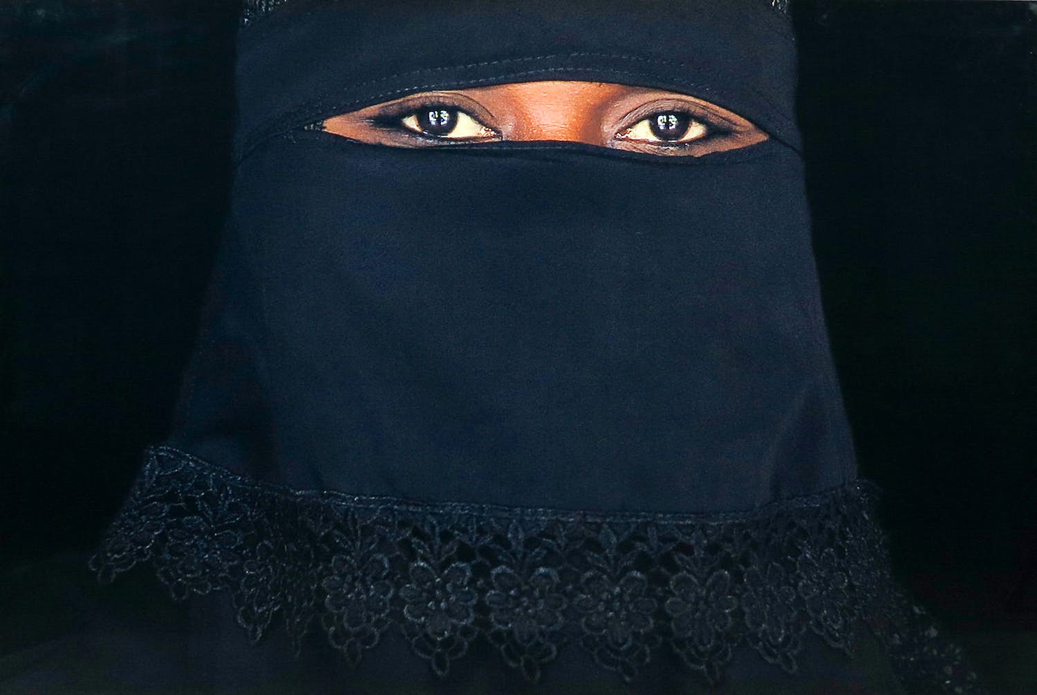 Angele Etoundi Essamba - C-print op dibond, Burka (Groot) verkocht voor € 200!
