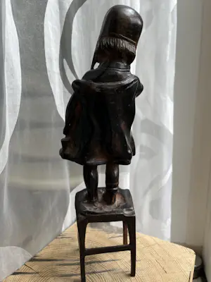 Brons (Onbekend) - Meisje op kruk. kopen? Bied vanaf 99!