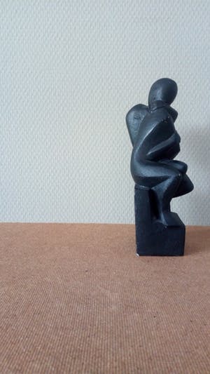 Niet of onleesbaar gesigneerd - ROS Design Parastone Beeldje - Liefdespaar kus - Gesigneerd kopen? Bied vanaf 10!