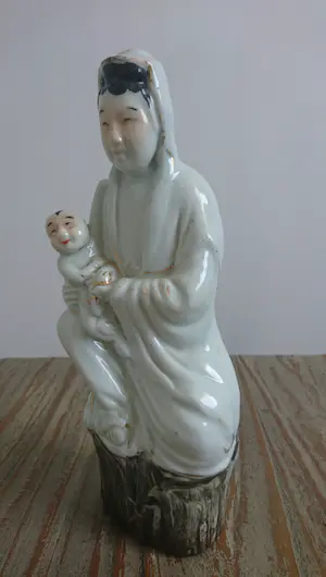 Niet of onleesbaar gesigneerd - Porseleinen beeldje Guanyin/Kwan Yin kopen? Bied vanaf 1!